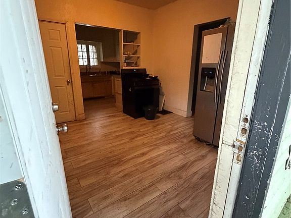 5th image of 861 Smith St