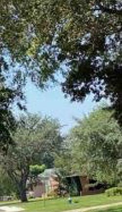 Exterior Neighborhood (street photo)