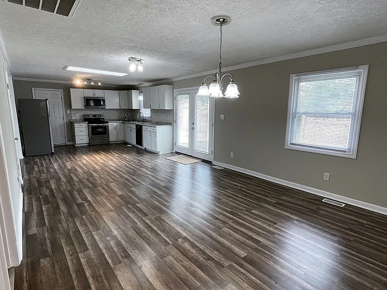 1095 Strathdon Ave — Photo 5