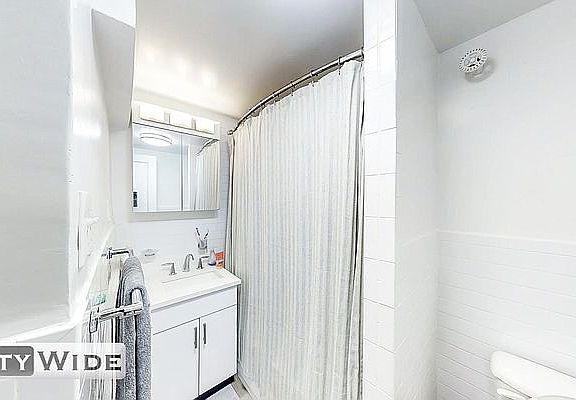 4th image of 137 E 38th St APT 5H