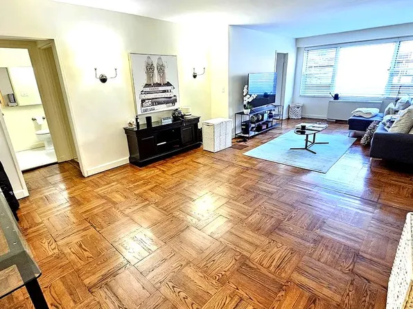 150 East 61st Street image 2 of 12