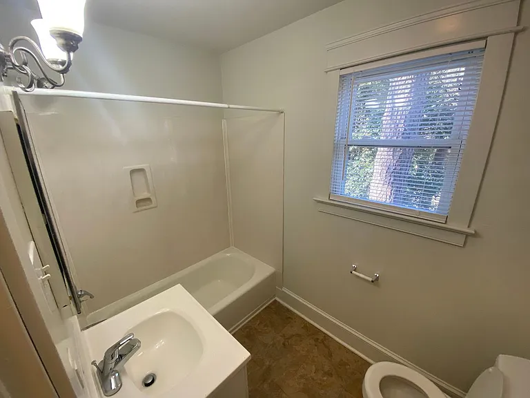 1409 Clarendon St #A — Photo 10