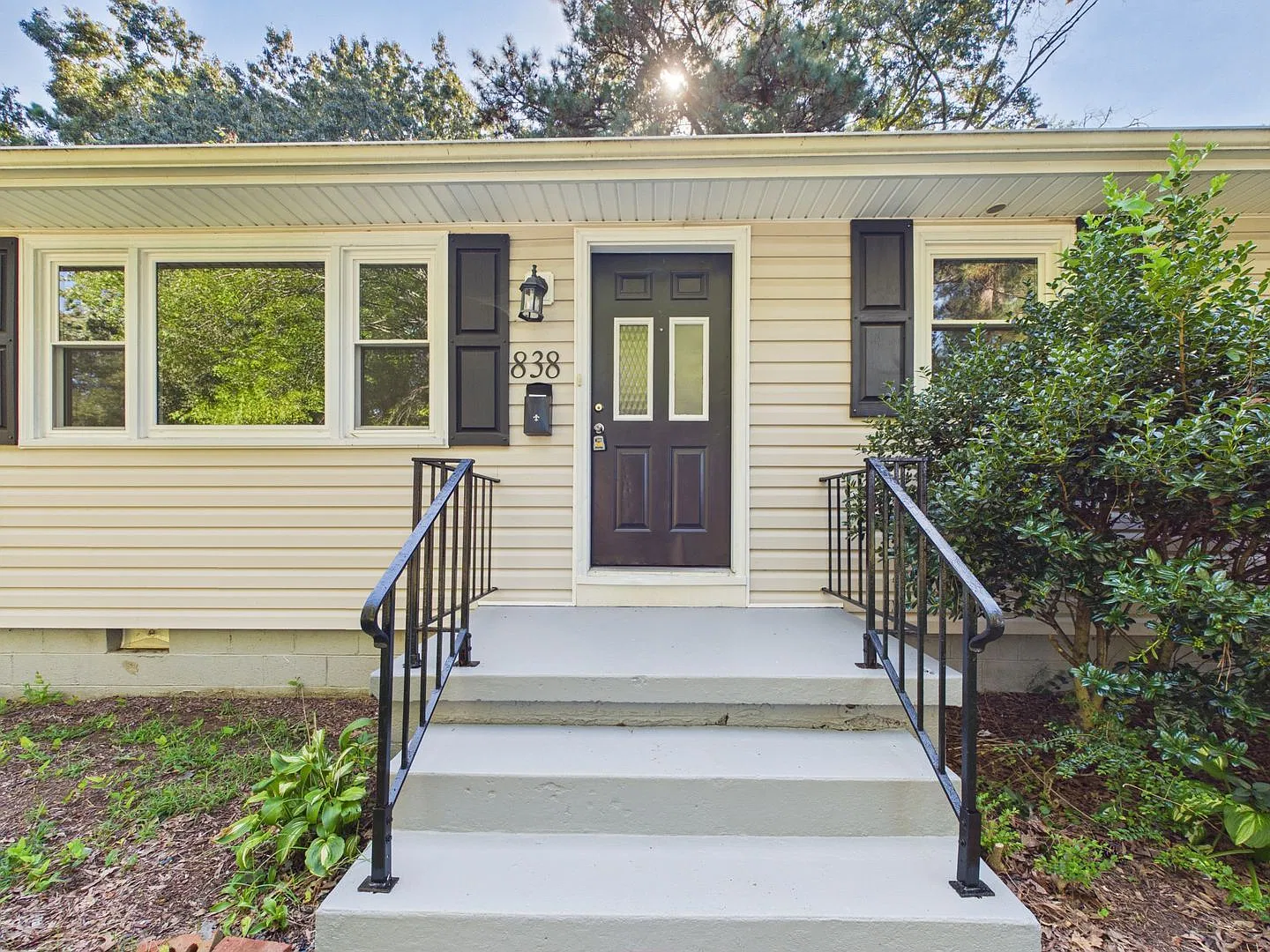 3 bed, 1.0 bath, 1028 sqft, $1,750 — Photo 2