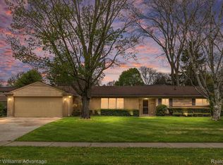 34060 Alta Loma Dr, Farmington, MI