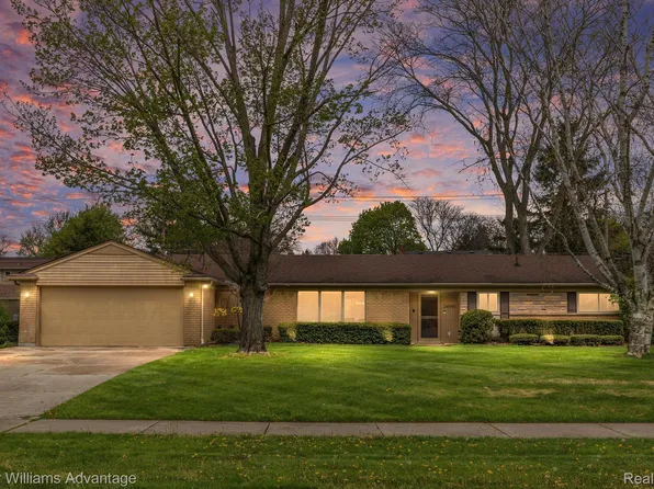 34060 Alta Loma Dr, Farmington, MI 48335
