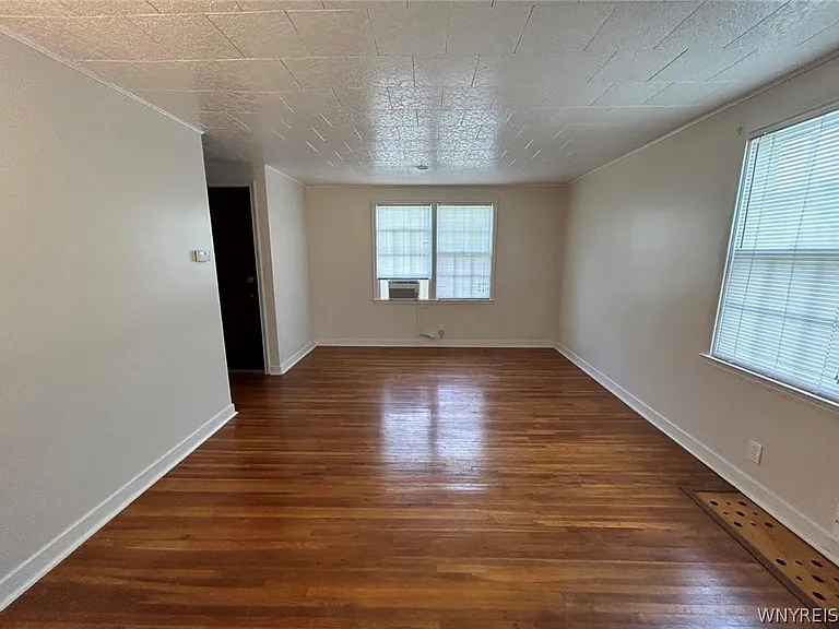 304 Wabash Ave — Photo 3