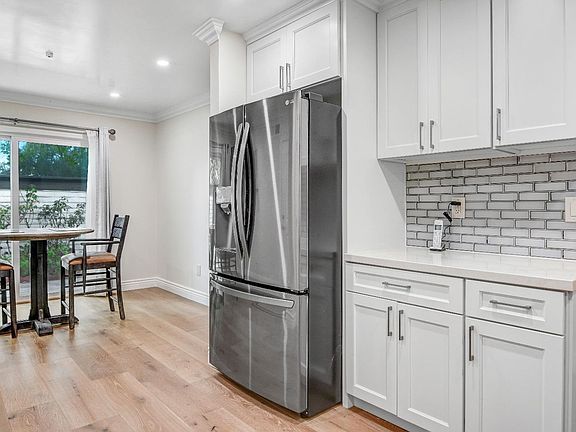 3rd image of 171 Vineyard Circle