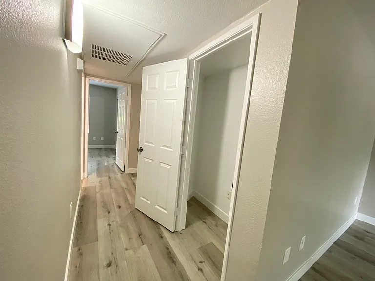 Sunny Creek Apartments — Photo 12