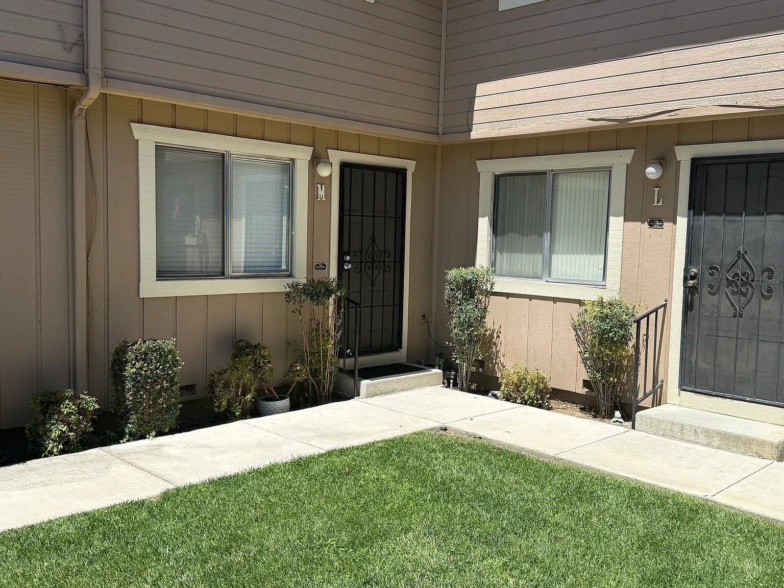123 W Beverly Pl — Photo 1