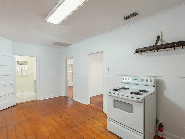408 Bryan St — Photo 13