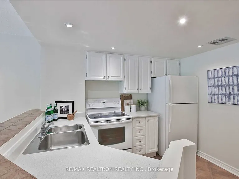 77 Maitland Pl #326 — Photo 13