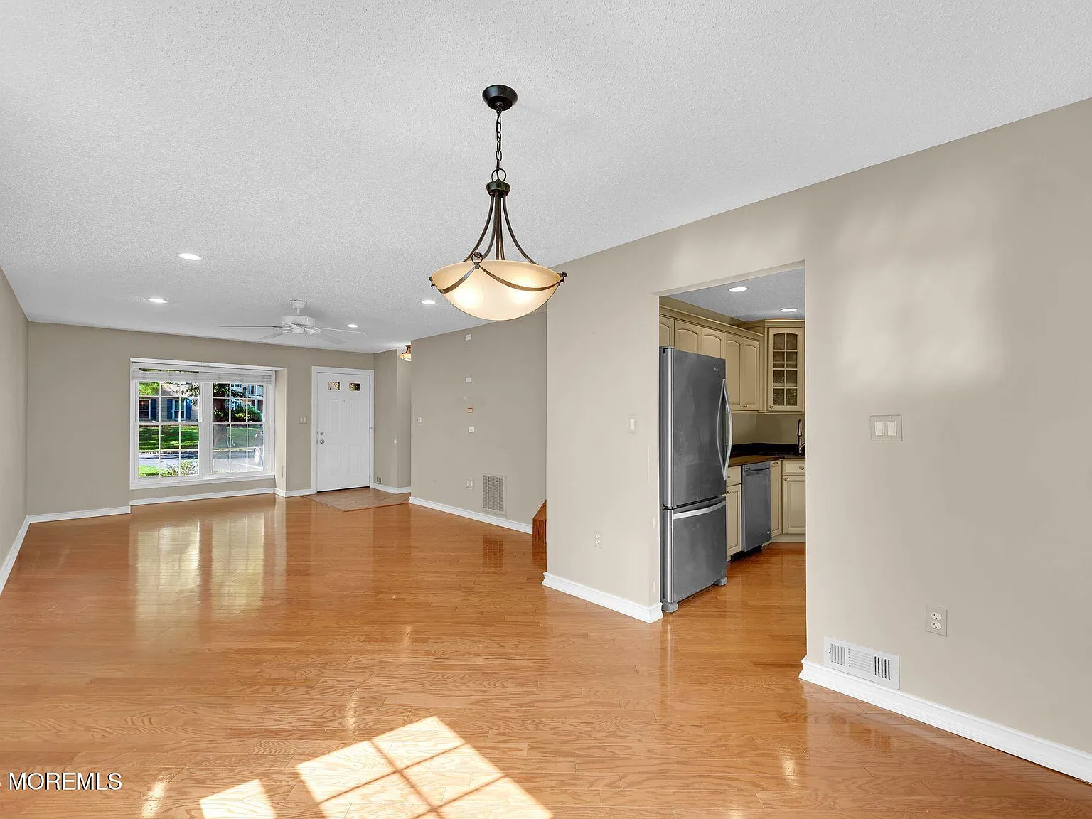 3 bed, 2.5 bath, 1306 sqft, $3,950 — Photo 3