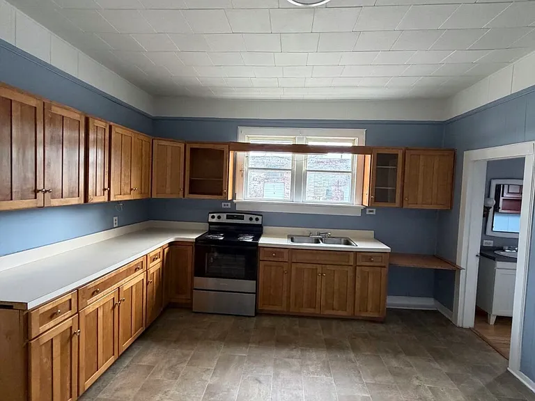 916 Swan St — Photo 10