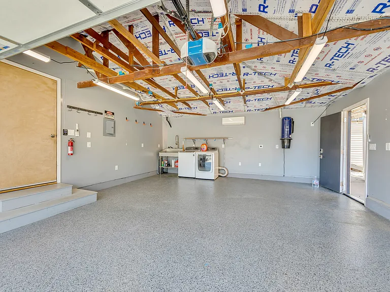 6806 S Land Park Dr — Photo 5
