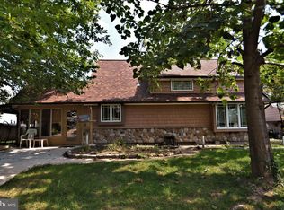16 Aspen Ln, Levittown, PA 19055