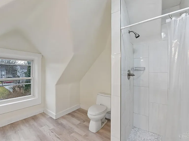 1723 Kinney Ave — Photo 27