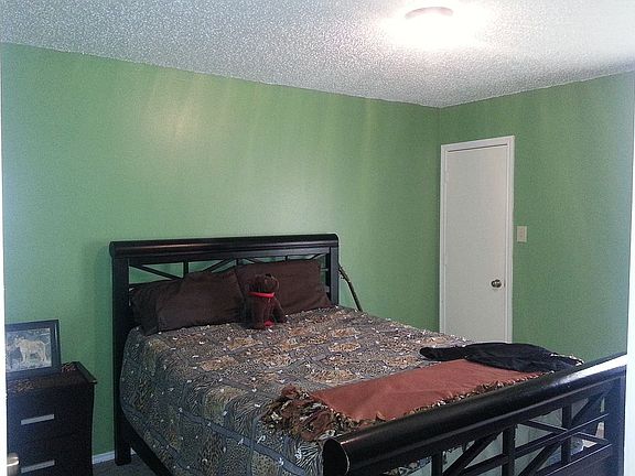 Bedroom w/ walk-in closet