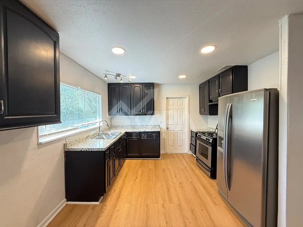 4 bed, 1284 sqft, $2,000 — Photo 4