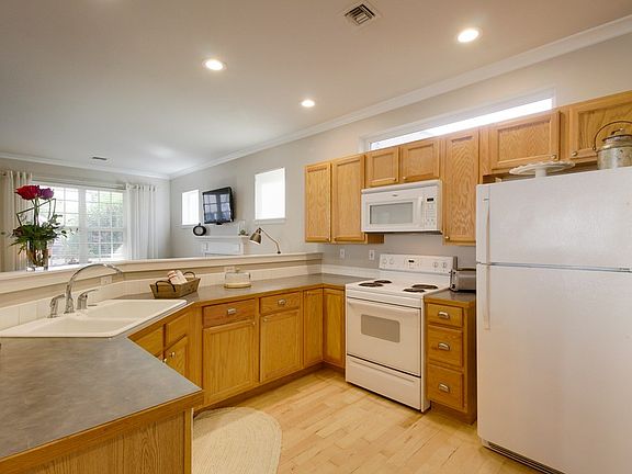 3rd image of 755 SE Creekside Dr