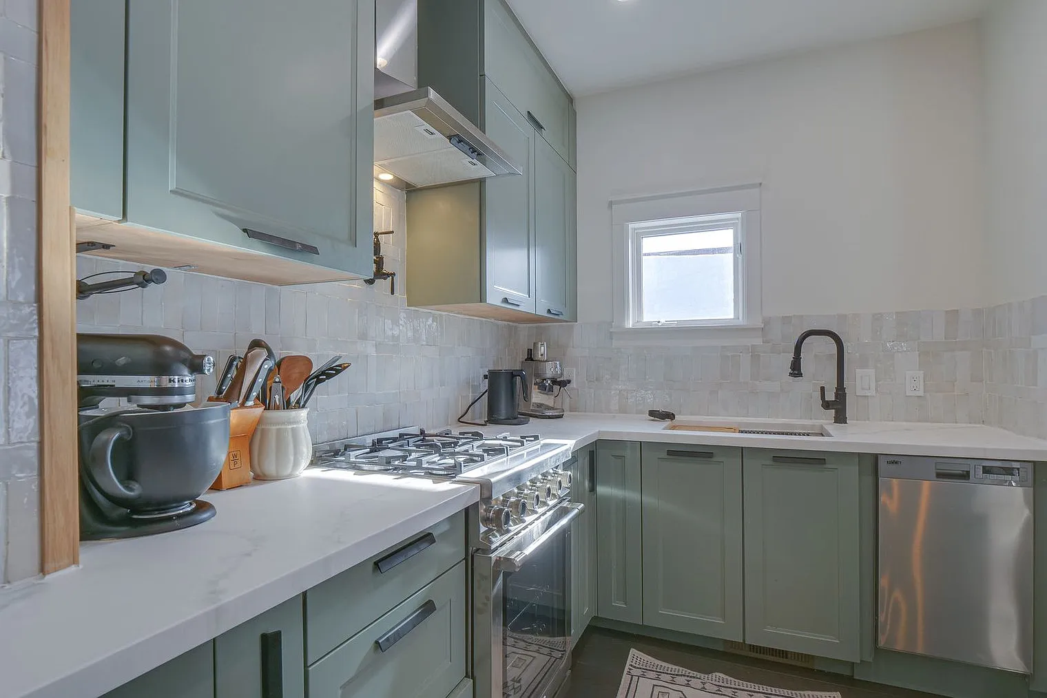3 bed, 2.0 bath, 1291 sqft, $8,178 — Photo 4