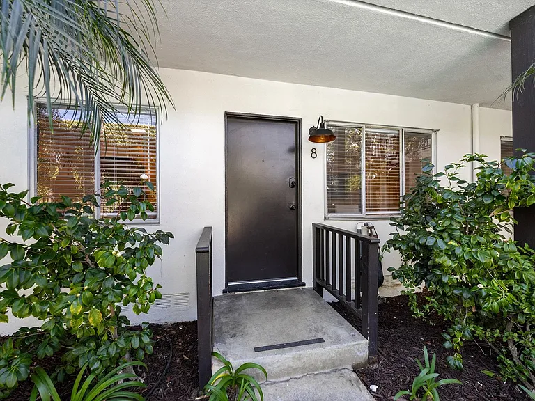 221 Bath St — Photo 2