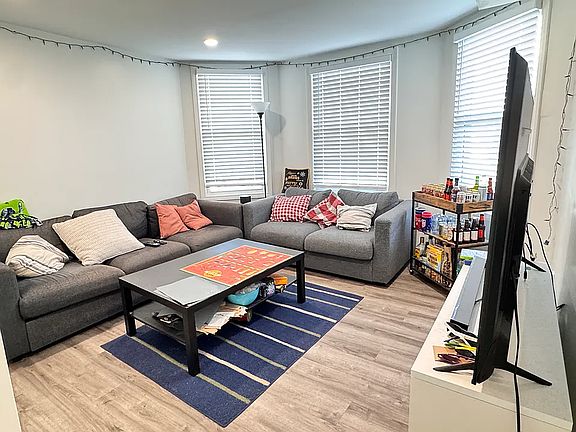 4th image of 336 Lowell St #2