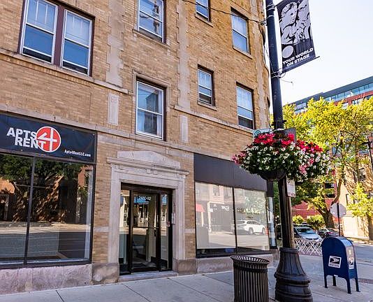 2nd image of 2480 N Lincoln Ave Unit 3