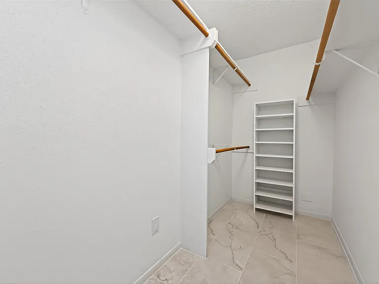 106 Breezy Point Pl — Photo 35