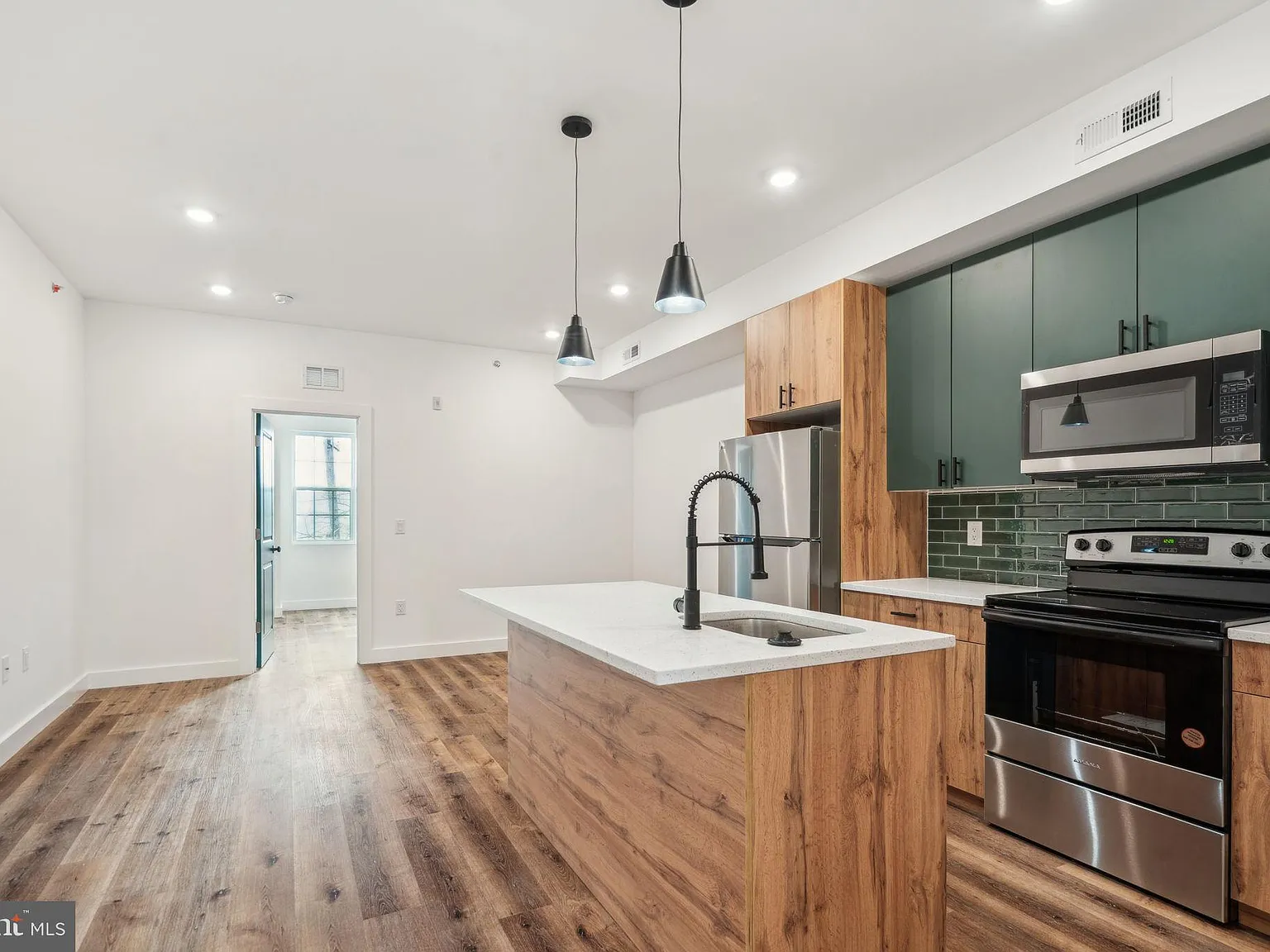 2 bed, $1,600 — Photo 2