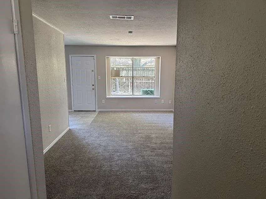 3 bed, 1.0 bath, 964 sqft, $1,799 — Photo 3