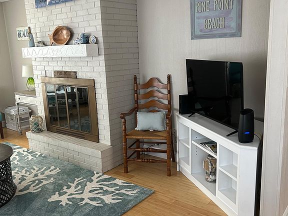 Spacious open concept Living room with a desk area, front to back fire place ( can't use) with amole seating to watch tv.