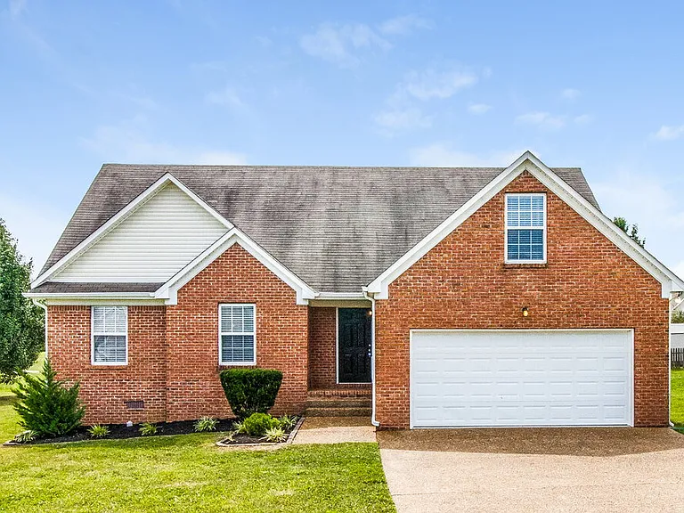 2619 Danbury Cir — Photo 1