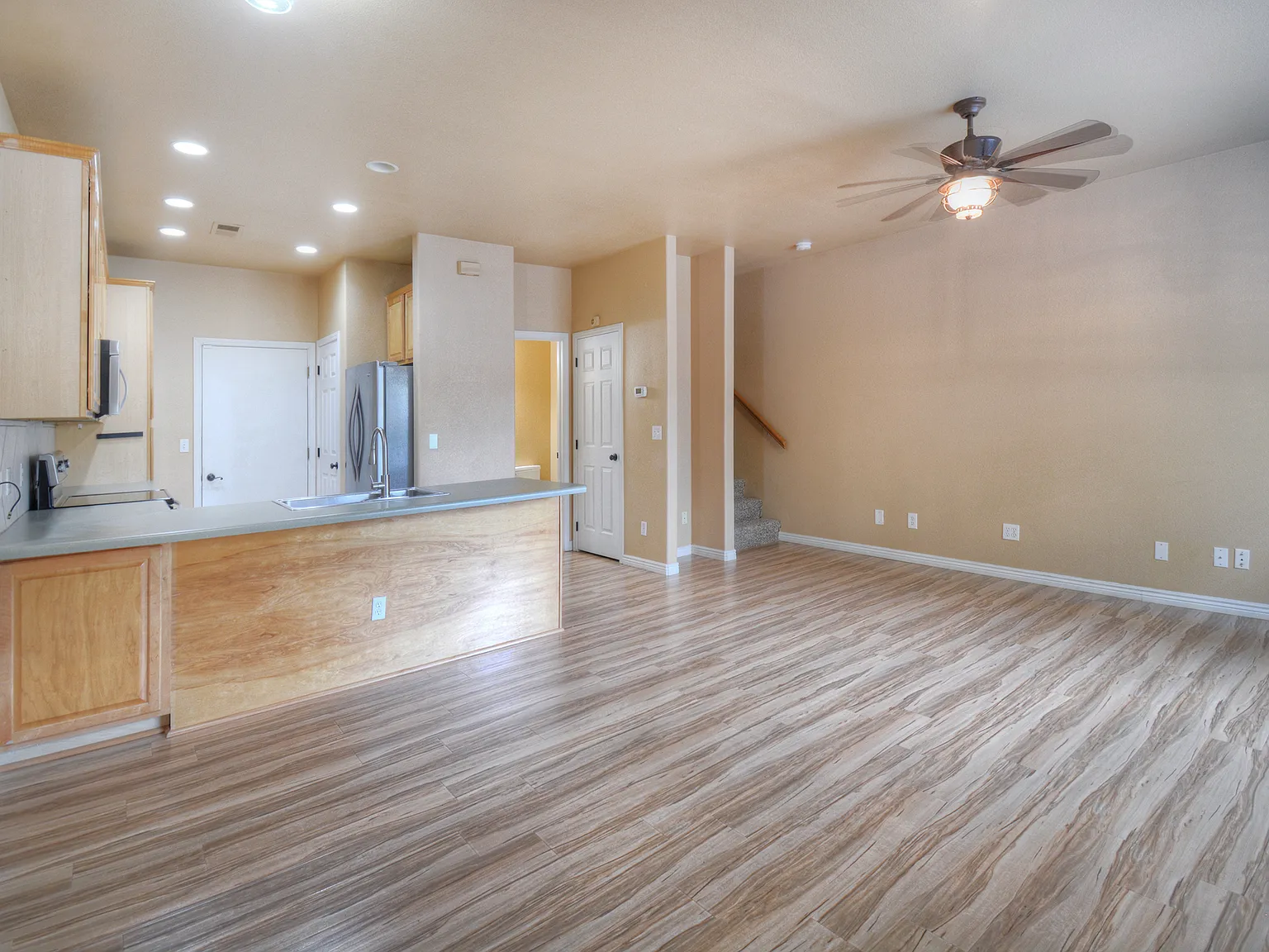 3 bed, 2.5 bath, 1351 sqft, $1,900 — Photo 3