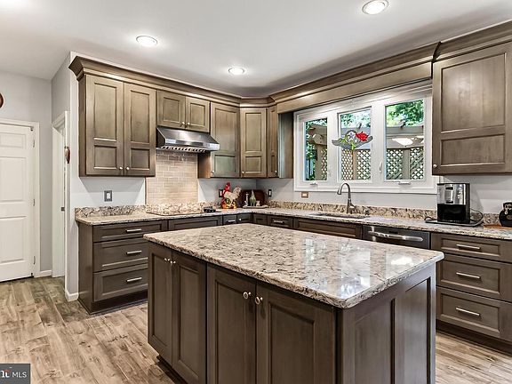 3rd image of 7606 Davisfield Ln