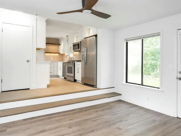 124 Minturn Pl, Bridgeport, CT 06606