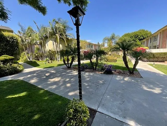 2 bed, 2.5 bath, 1350 sqft, $4,700 — Photo 2