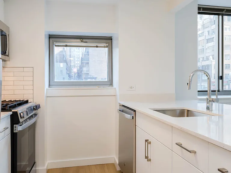 400 W 37th St #7R — Photo 9