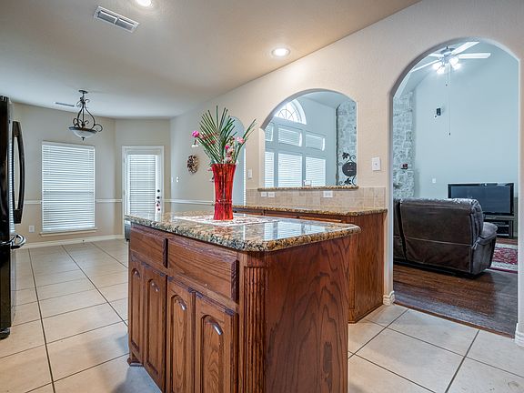 5th image of 821 Twin Buttes Dr