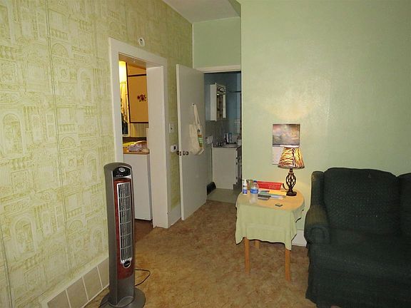 4th image of 122 S Benton St