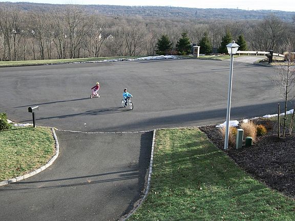 Cul-De-Sac location overlooking Chatham parkland