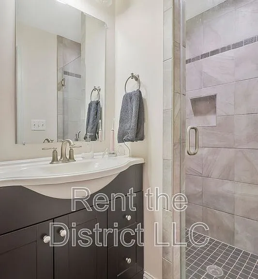 303 C St SE #A — Photo 15