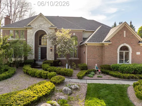 5173 Serena Dr, Troy, MI 48098