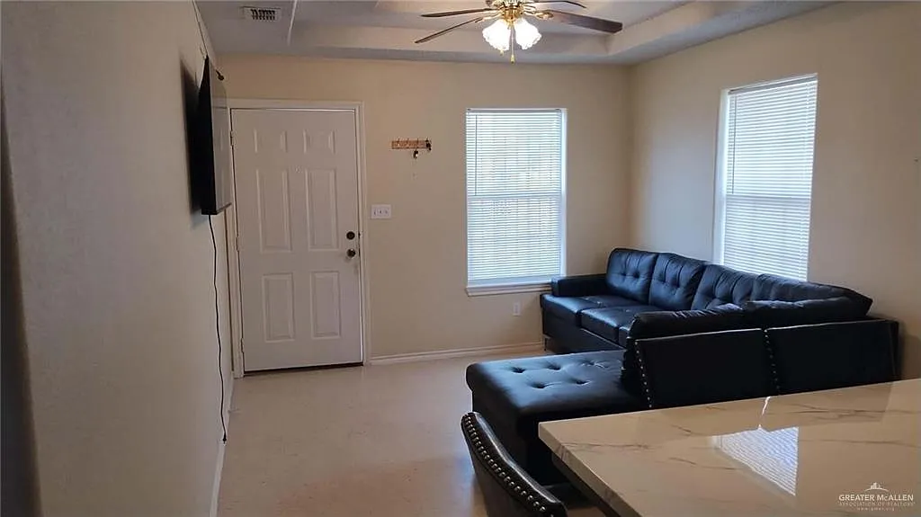 2 bed, 1.0 bath, 910 sqft, $1,200 — Photo 2