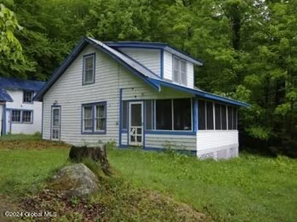 10 Henry Rd, Schroon Lake, NY 12870
