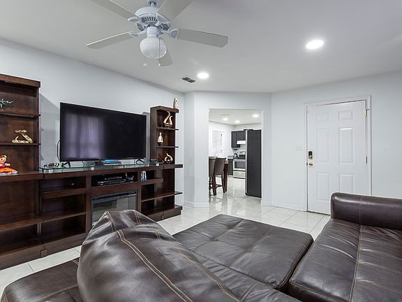 3rd image of 1205 E San Pedro St