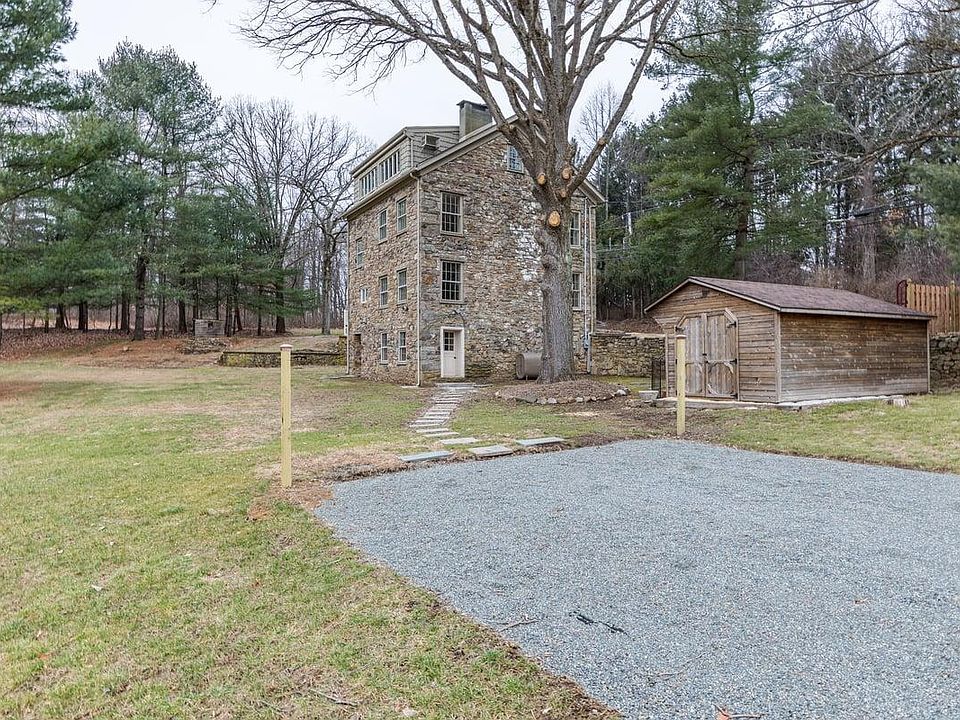 Side entrance to sudio and private driveway