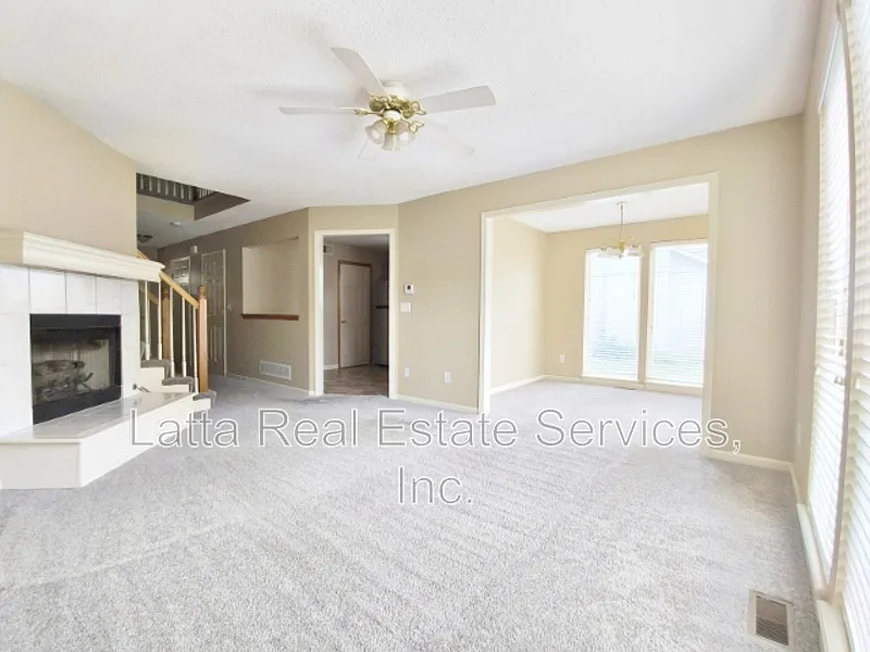 3 bed, 2.5 bath, 1406 sqft, $2,105 — Photo 4