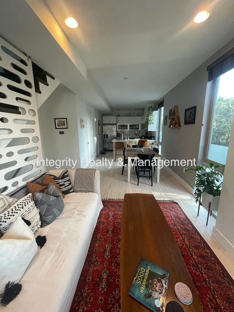 2 Bed/2 Bath Townhouse, 1280 sq ft, 881 Delaware St — Photo 3