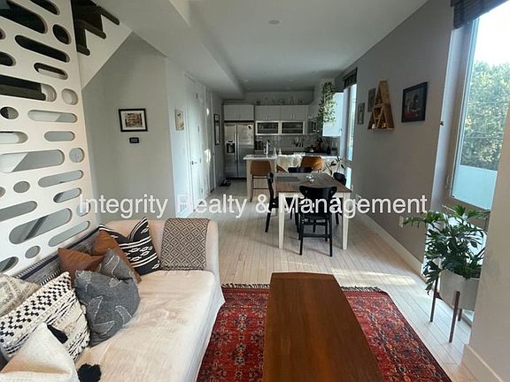 3rd image of 881 Delaware St