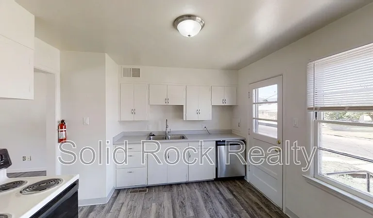 1216 Janes Ln — Photo 1